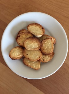 クッキー生地をのせて焼いたちょっと贅沢クリームパン